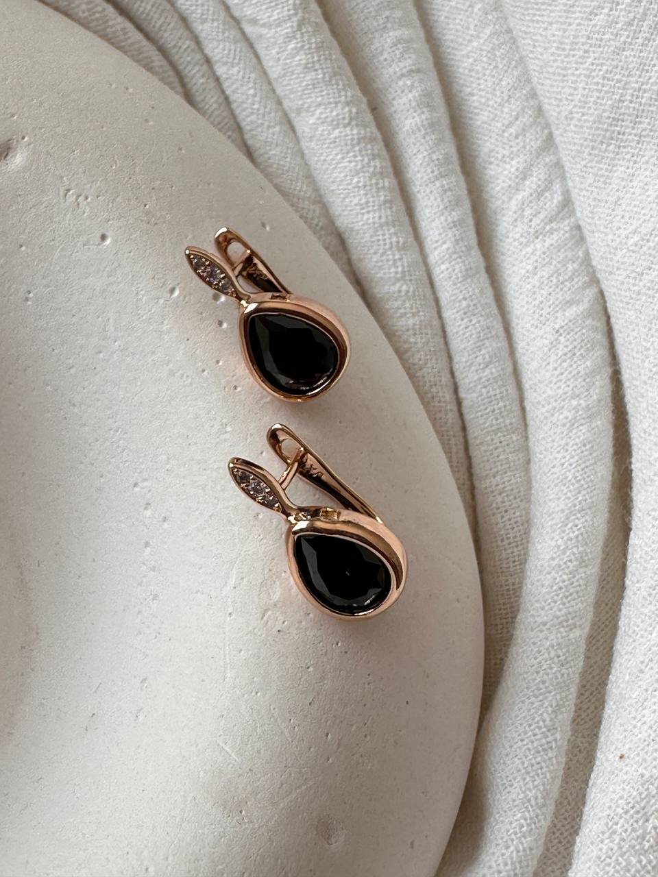 Vip Çelik Gold Renk Zirkon Beyaz ve Siyah Taşlı Antialerjik Oval Halka Küpe Genişlik 1 cm.