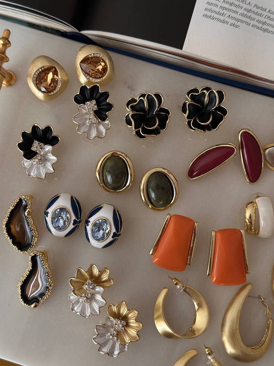 Vip Çelik Gold Renk Sarı Beyaz Mineli Zirkon Taşlı Çiçek Figürlü Premium Seri Antialerjik Küpe Genişlik 2 cm. Uzunluk 3 cm.