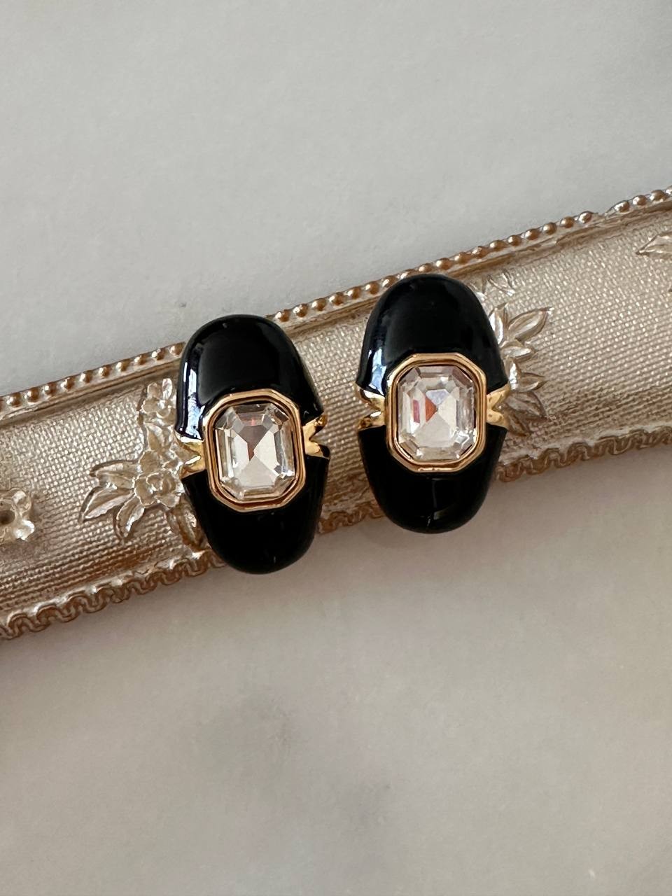 Vip Seri Gold Renk Zirkon Taşlı Siyah Mineli Rodyum Kaplama Oval Küpe Genişlik 1,5 cm. Uzunluk 3 cm.