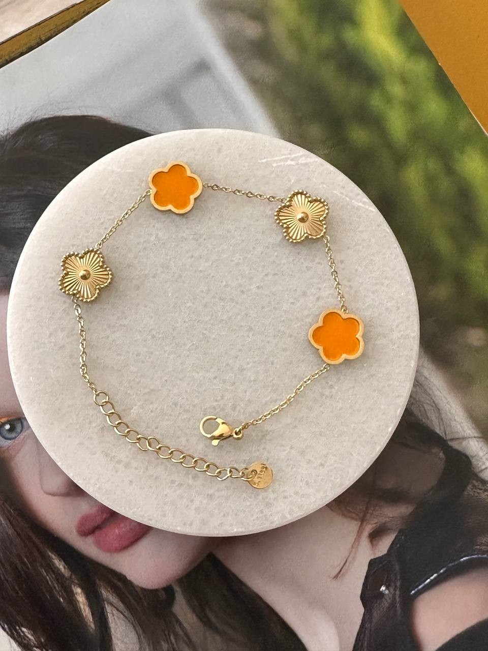 Paslanmaz Çelik Gold Renk Turuncu Yonca Figürlü Bileklik Uzunluk 16 cm. 20 cm.