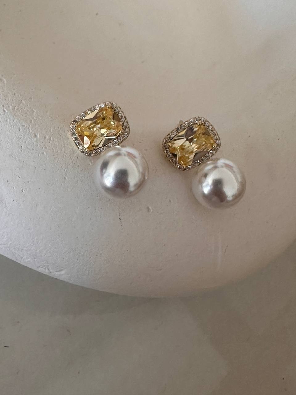 Vip Seri Gold Renk 925 K Gümüş Kaplama Sarı Zirkon Taşlı ve Cam İncili Tasarım Küpe Uzunluk 1,5 cm.