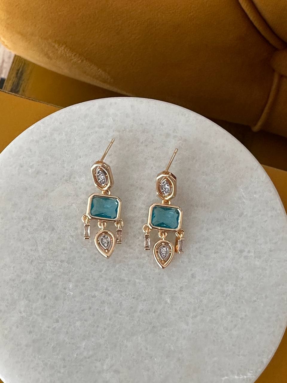 Gold Renk Zirkon Beyaz ve Turkuaz Taşlı Rodyum Kaplama Sallantılı Küpe Uzunluk 2,5 cm.
