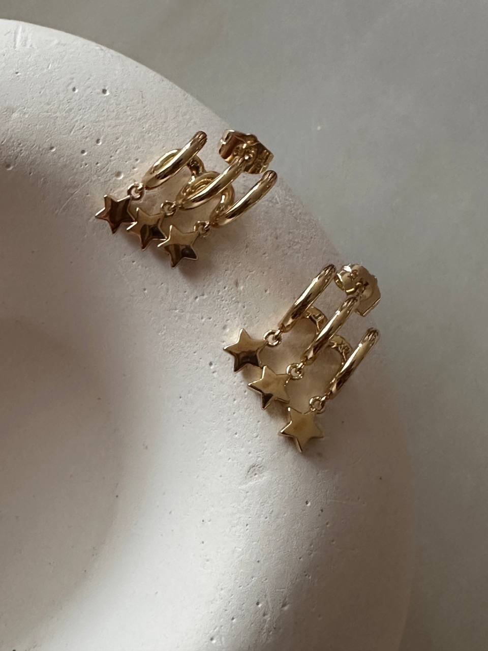 Vip Çelik Gold Renk 3 Sıralı Yıldız Sallantılı Antialerjik Küpe Genişlik 1,2 cm. Uzunluk 1,5 cm.