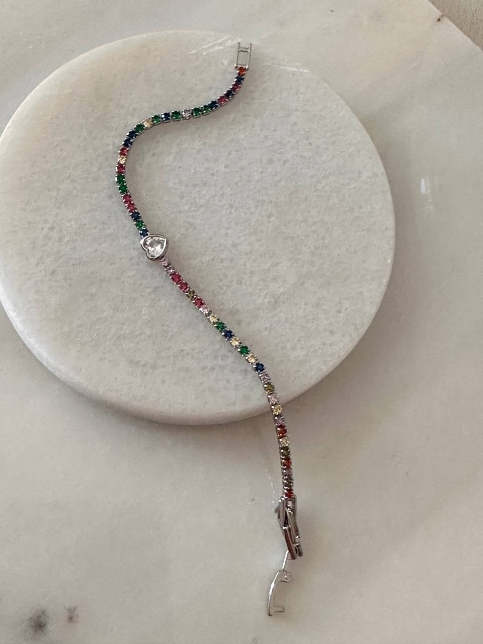 Vip Seri Gümüş Renk Zirkon Renkli Taşlı Kalp Figürlü Rodyum Kaplama Su Yolu Bileklik Uzunluk 15 cm. Ek Klipsle 16 cm.