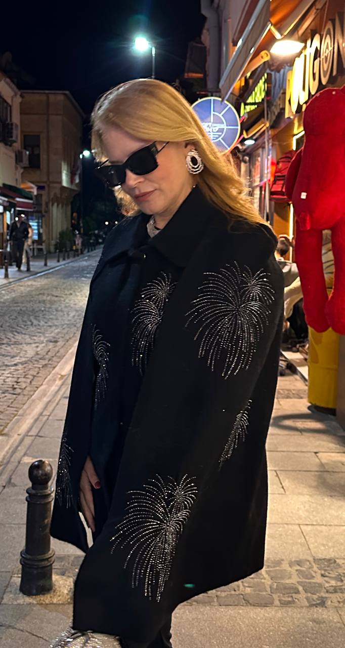 Siyah İthal Yün Kumaş Taşlı Panço Standart Beden