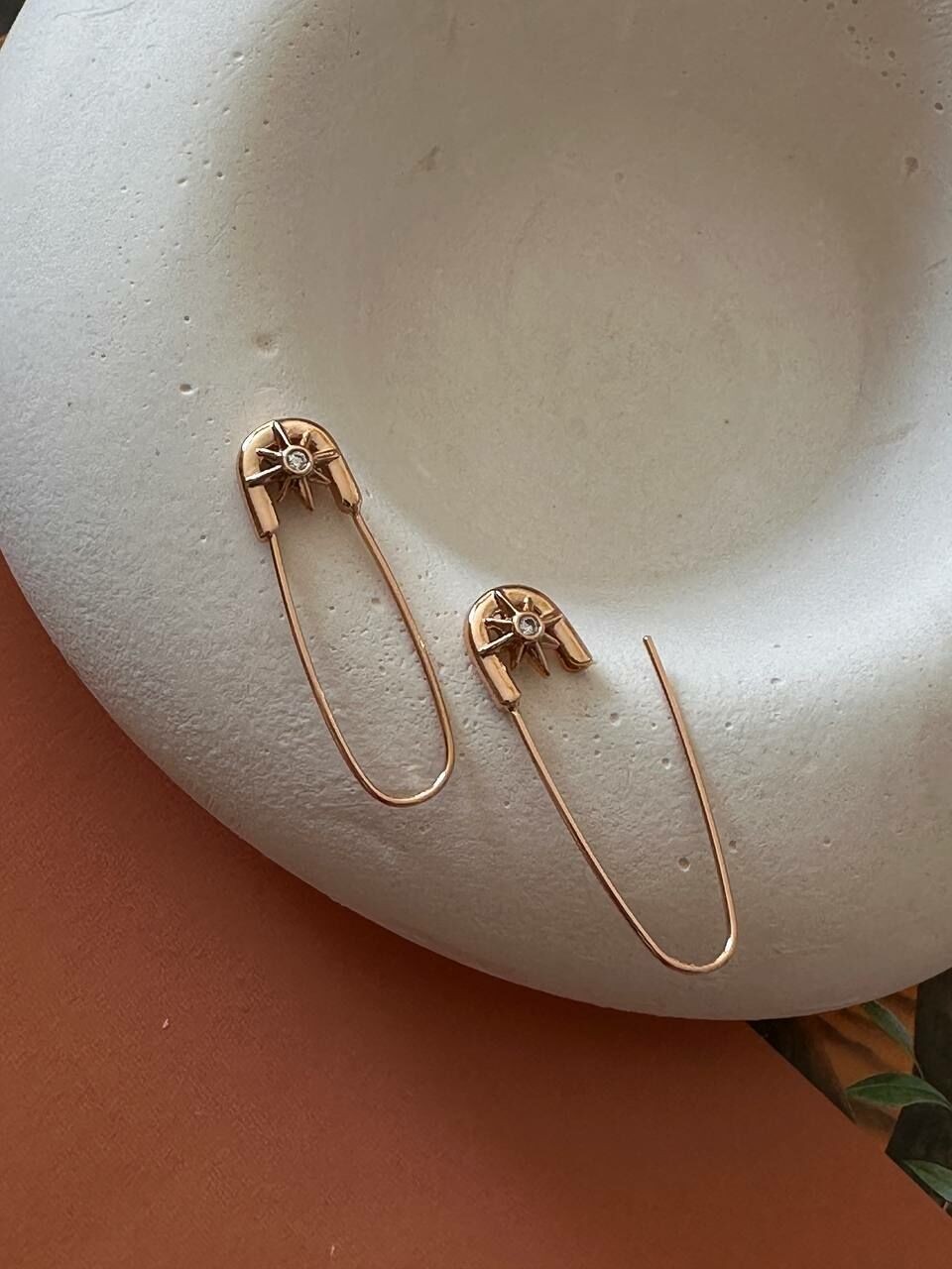 Vip Çelik Gold Renk Zirkon Tek Taş Kutup Yıldızı Detaylı Çatal İğne Tasarım Küpe Genişlik 1 cm. Uzunluk 3,5 cm.