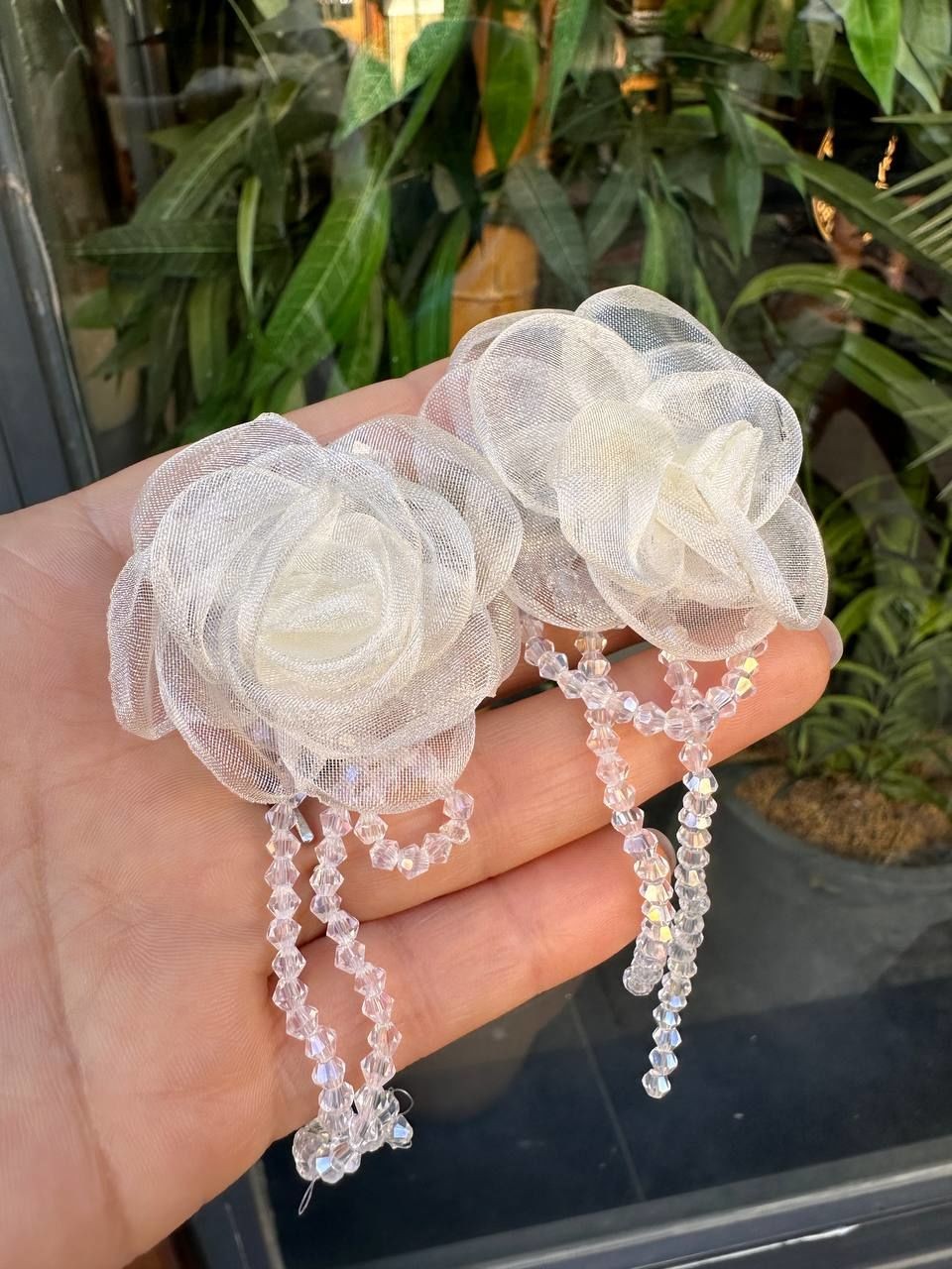 Gümüş Renk Krem Rendi Tül Çiçek Figürlü Kristal Taş Sallantılı Küpe Genişlik 4 cm. Uzunluk 12 cm.