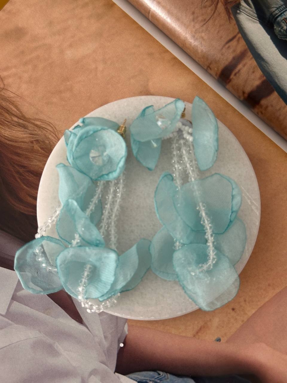 Beyaz Kristal Taşlı Turkuaz Tül Çiçek Figürlü Sallantılı Küpe Uzunluk 8 cm.