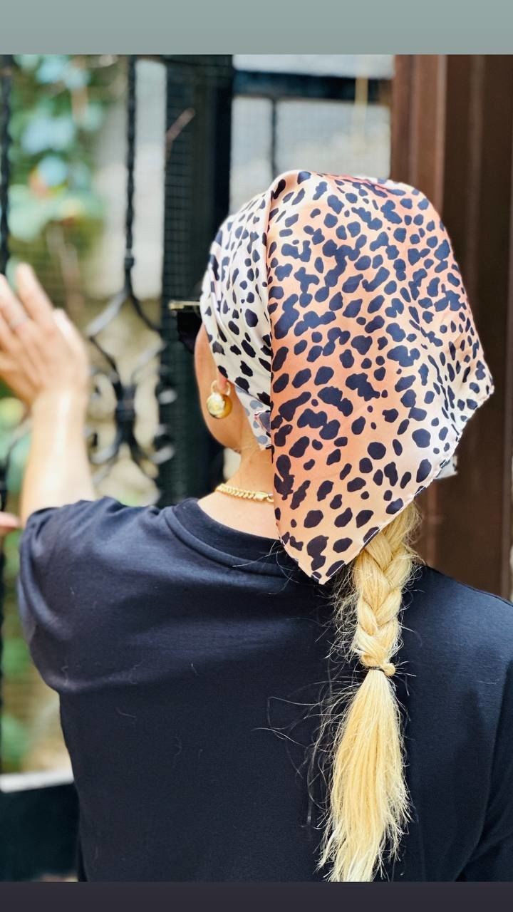 Soft Leopar Desenli Saten Kumaş Kare Bandana / Fular 53 cm. x 53 cm.