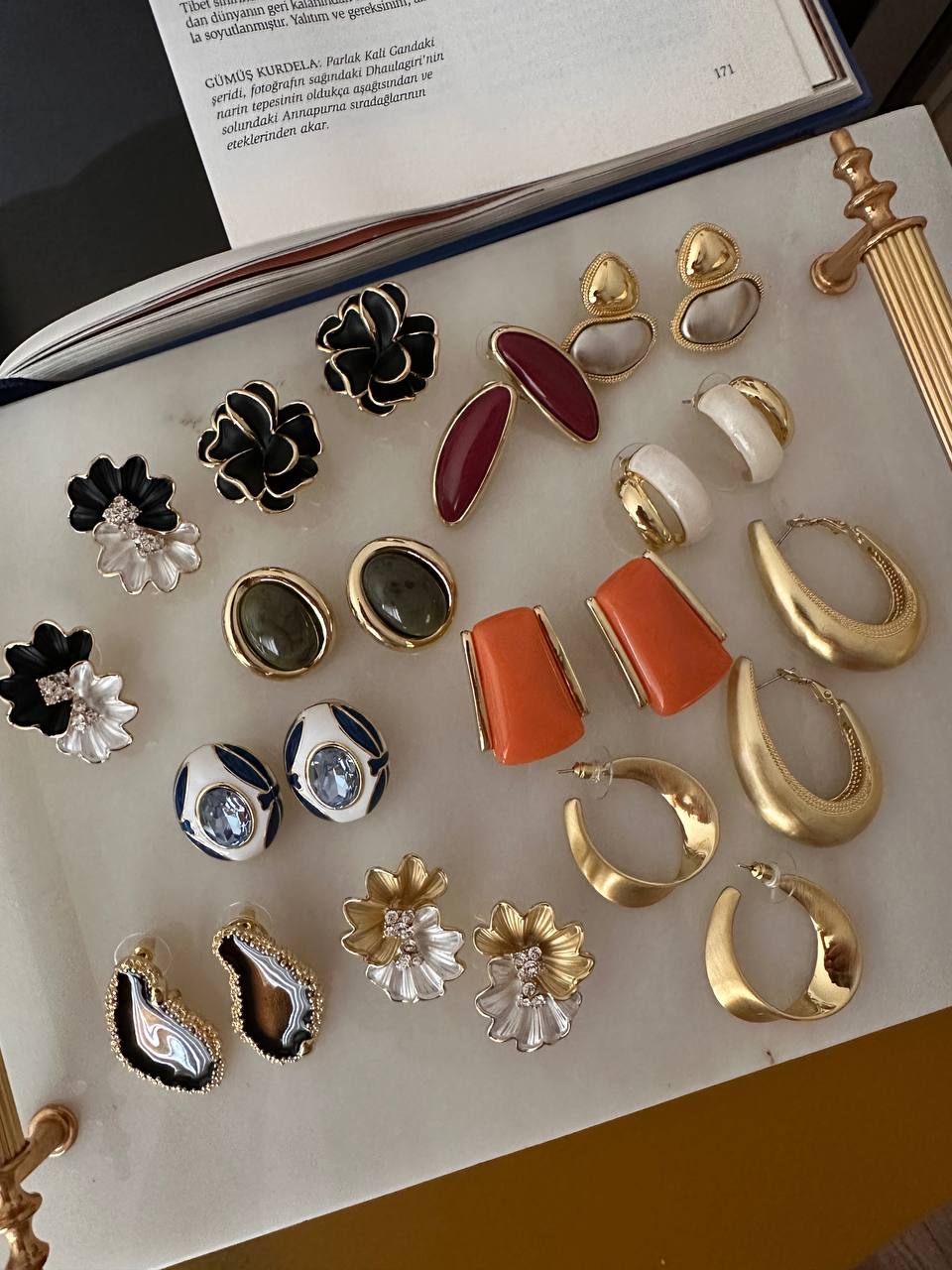 Vip Çelik Gold Renk Siyah Beyaz Mineli Zirkon Taşlı Çiçek Figürlü Premium Seri Antialerjik Küpe Genişlik 2 cm. Uzunluk 3 cm.