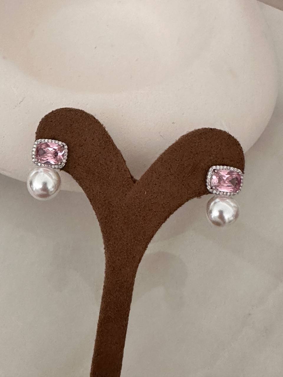 Vip Seri Gümüş Renk 925 K Gümüş Kaplama Pembe Zirkon Taşlı ve Cam İncili Tasarım Küpe Uzunluk 1,5 cm.