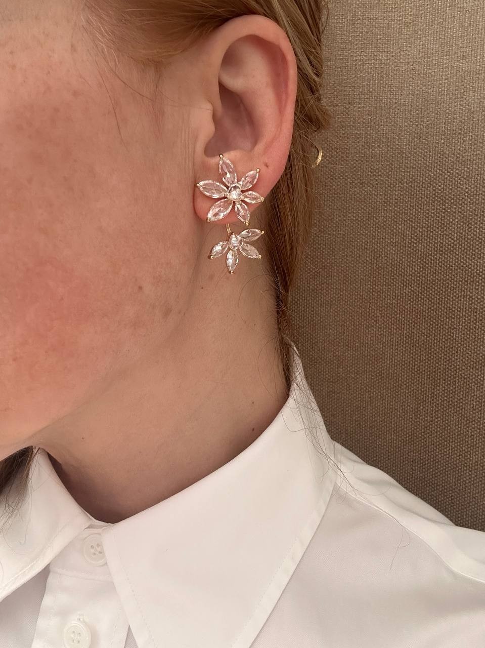 Vip Seri 925 K Gümüş Kaplama Gold Renk Zirkon Taşlı Çiçek Figürlü Tasarım Küpe Genişlik 2 cm. Uzunluk 3 cm.