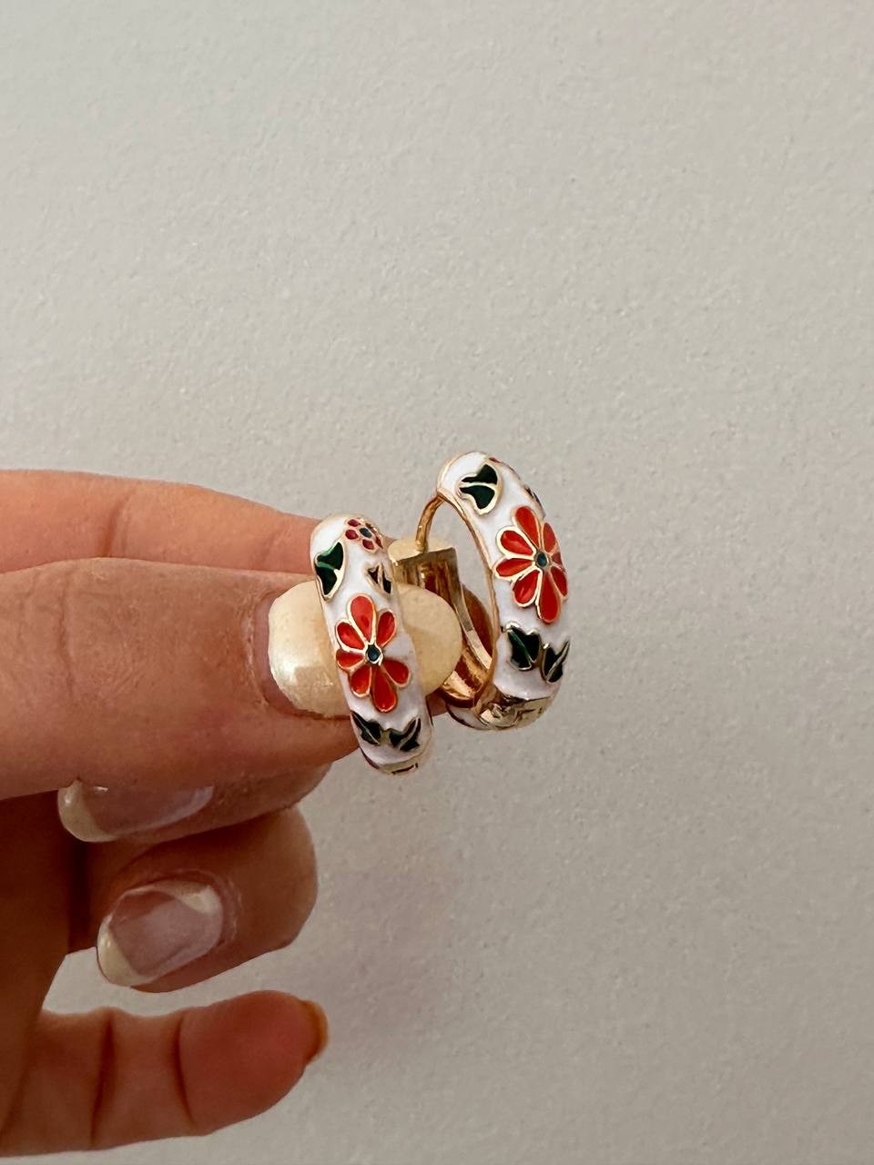 Gold Renk Rodyum Kaplama Renkli Mineli Çiçek Figürlü Halka Küpe Genişlik 2 cm.