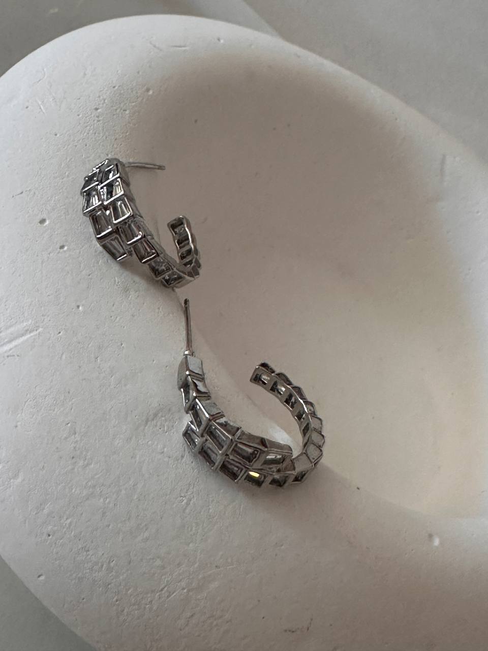 Vip Seri 925 K Gümüş Kaplama Zirkon Taşlı Yarım Halka Küpe En Boy 2 cm.