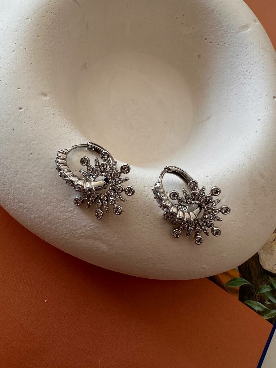 Vip Çelik Platin Renk Zirkon Taş Antialerjik Özel Seri Halka Küpe Genişlik 1,5 cm. Uzunluk 2 cm.