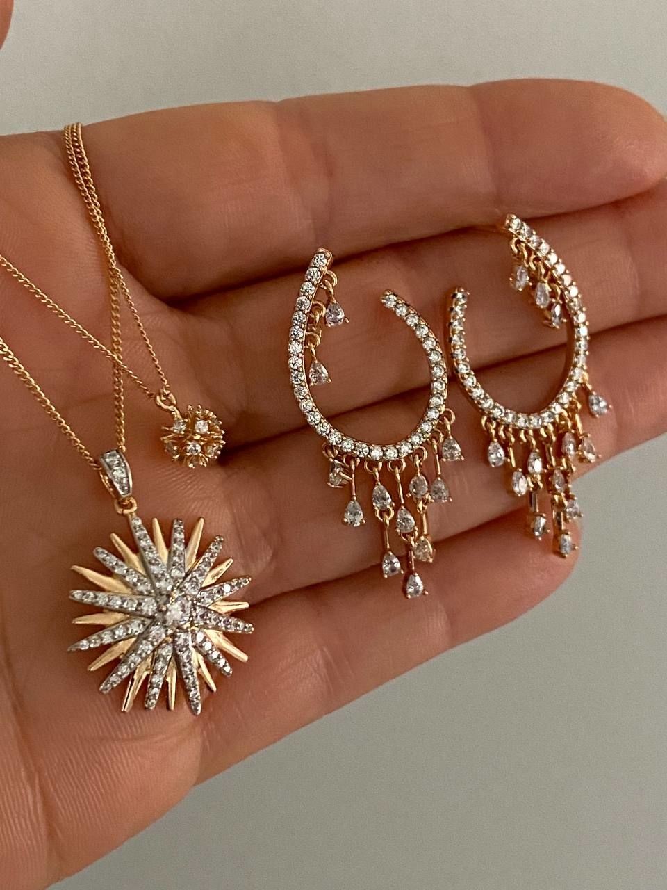 Vip Çelik Gold Renk Zirkon Damla Taş Sallantılı Antialerjik Özel Tasarım Küpe Genişlik 1,5 cm. Uzunluk 4 cm.