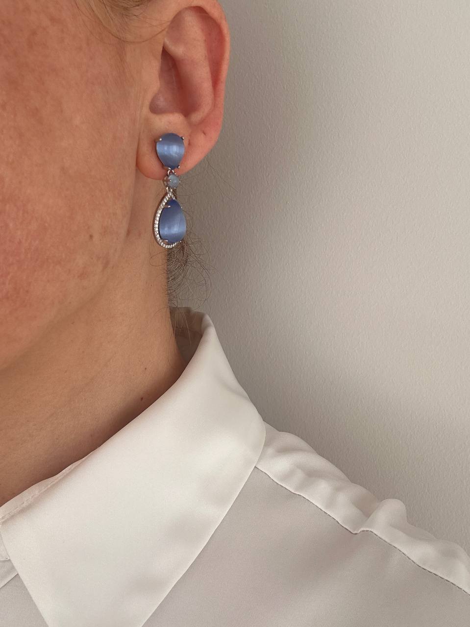 Vip Seri Gümüş Renk 925 K Gümüş Kaplama Zirkon Beyaz ve Mavi Damla Taş Sallantılı Küpe Uzunluk 3 cm.