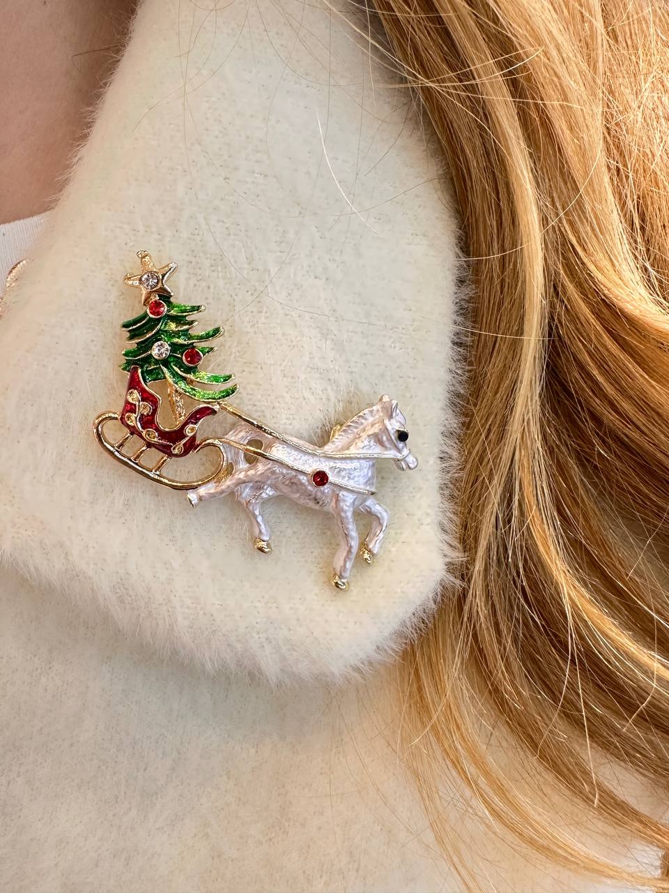 Metal Gold Renk Kristal Renkli Taşlı Yılbaşı Temalı Tasarım Broş / Yaka İğnesi Genişlik 6 cm. Boy 3 cm.