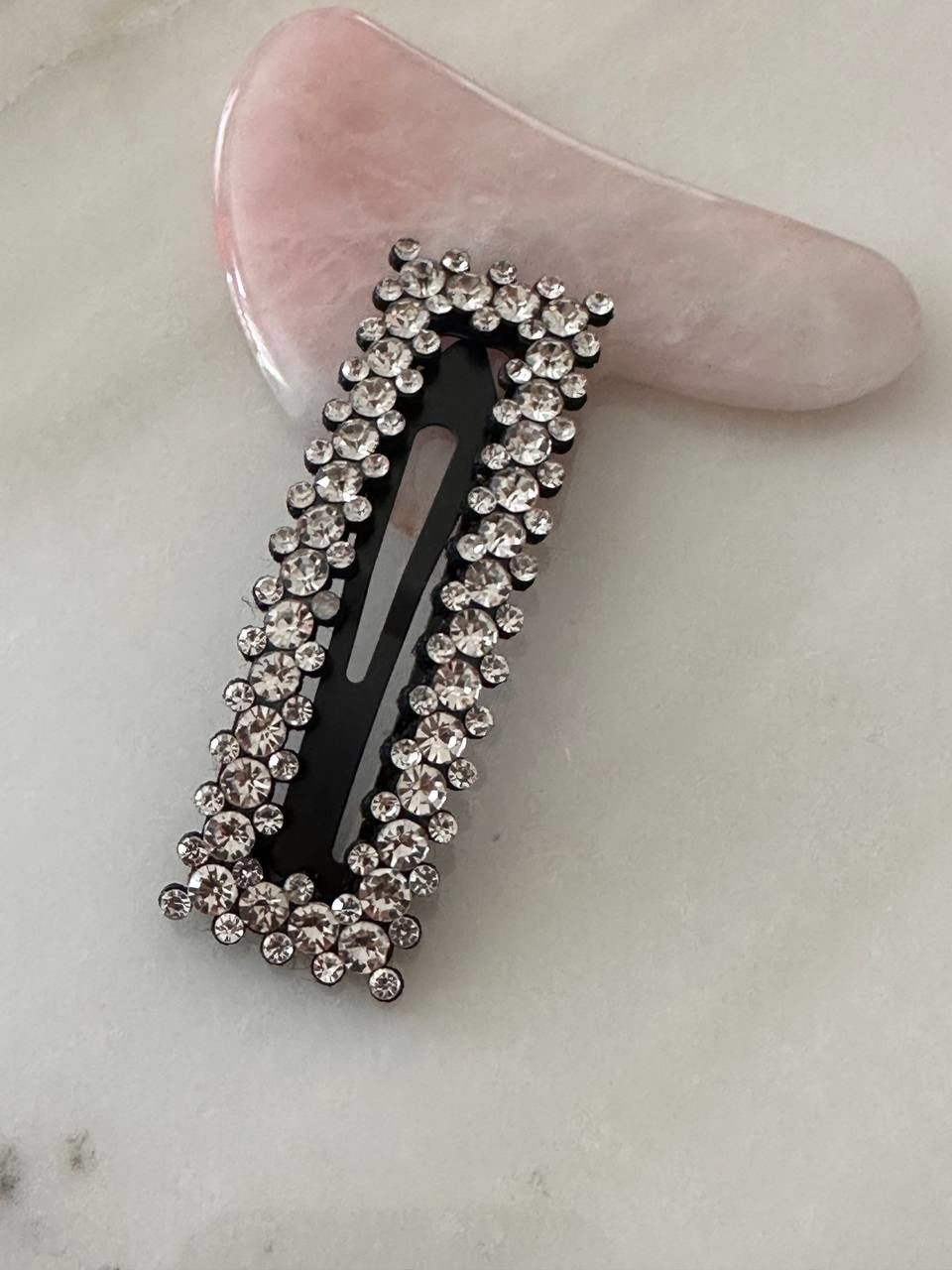 Siyah Metal Kristal Taşlı Çıt Çıt Yan Toka Uzunluk 7,5 cm. Genişlik 2,5 cm.