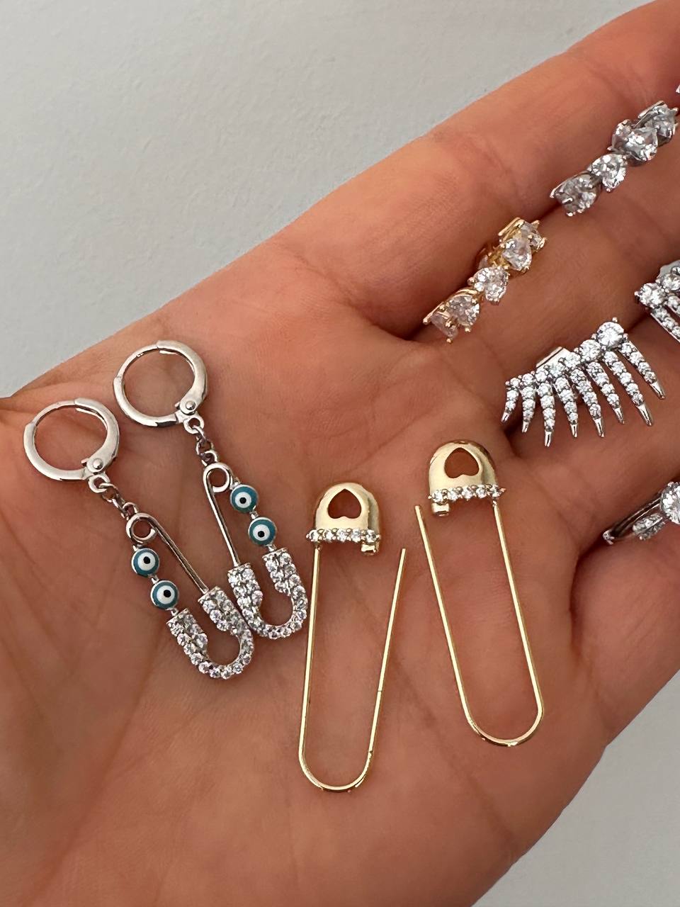 Vip Çelik Gold Renk Zirkon Taşlı Çatal İğne Figürlü Antialerjik Küpe Uzunluk 3,5 cm.