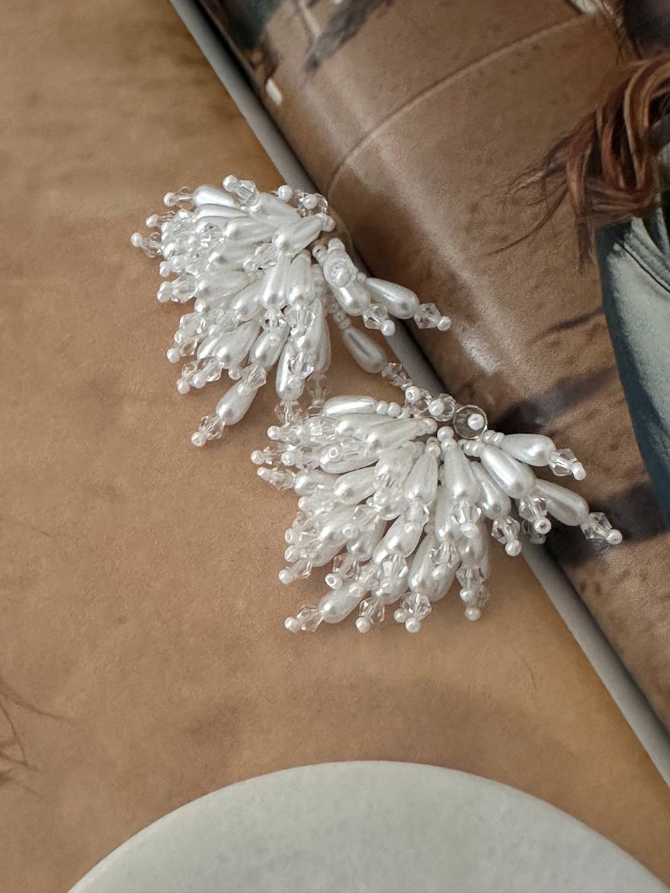 Vip Seri Gold Renk Rodyum Kaplama Kristal Taş ve Saçaklı İnci Küpe Genişlik 3 cm.