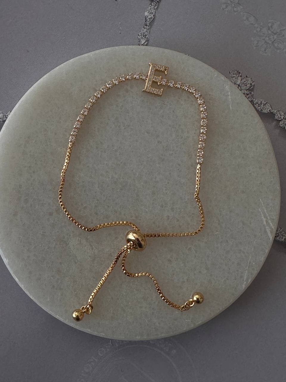 Gold Renk Zirkon Taşlı Rodyum Kaplama ( E ) Harfli Su Yolu Asansör Bileklik
