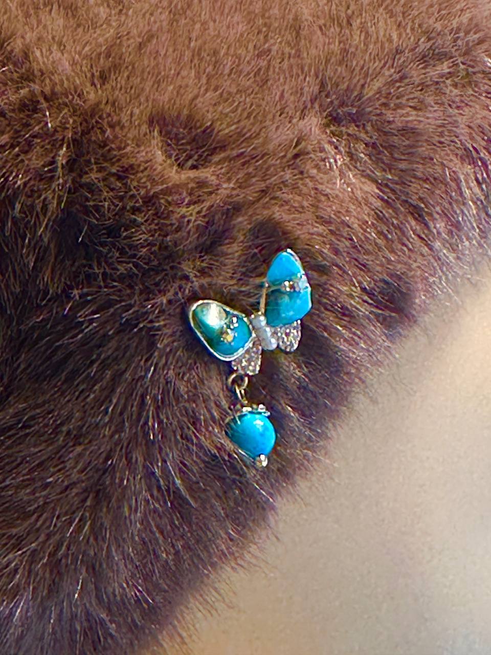 Vip Seri Firuze İnce ve Kristal Taşlı Kelebek Figürlü Broş Genişlik 1,5 cm. Uzunluk 3 cm.
