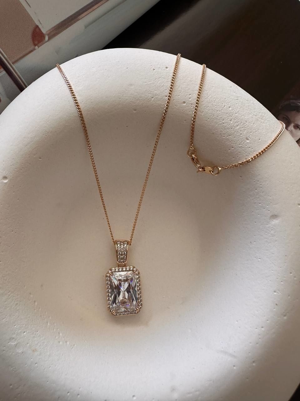 Vip Çelik Gold Renk Zirkon Baget Taş Sallantılı Antialerjik Kolye Uzunluk 45 cm. Uç Genişlik 1,5 cm. Uzunluk 3 cm.