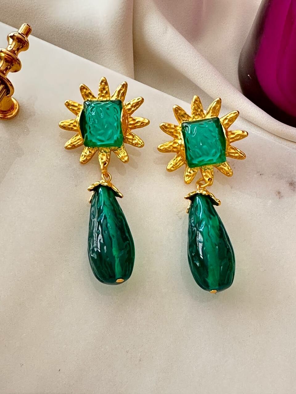 Gold Renk Altın Kaplama Yeşil Taş Detaylı Özel Seri Sallantılı Küpe Genişlik 3,5 cm. Uzunluk 6,5 cm.