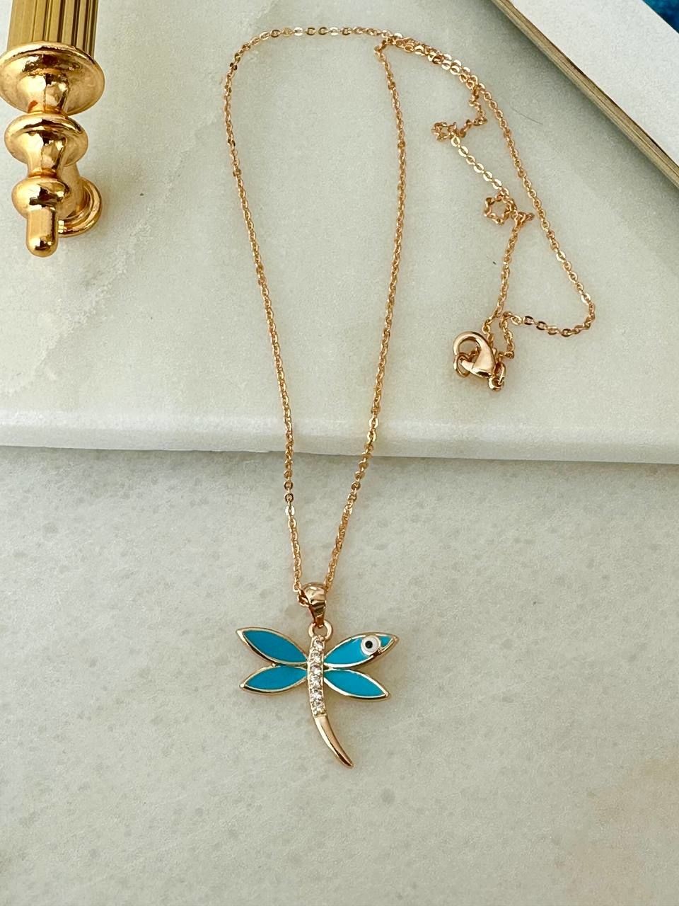 Vip Çelik Gold Renk Zirkon Taş Antialerjik Yusufçuk Figürlü Kolye Uzunluk 45 cm. Uç Genişlik 2 cm. Uzunluk 2,5 cm.