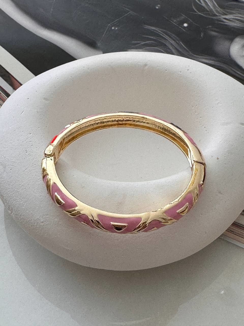 Gold Renk Rodyum Kaplama Pembe Mineli Kalın Kelepçe Bileklik Genişlik 6,5 cm. Kalınlık 8 mm.