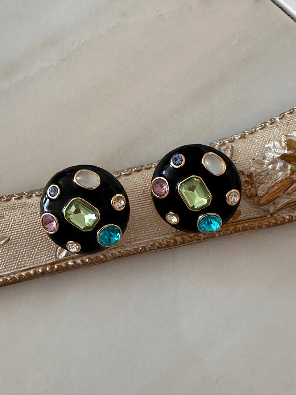 Vip Seri Gold Renk Zirkon Renkli Taşlı Siyah Mineli Rodyum Kaplama Tasarım Küpe Genişlik 2,5 cm.
