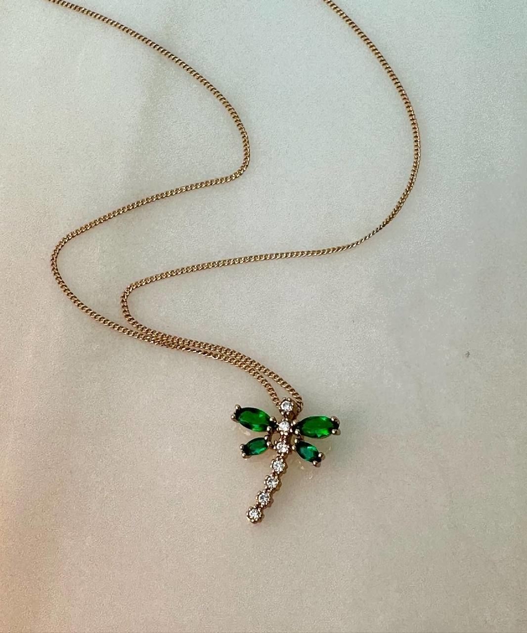 Vip Çelik Gold Renk Zirkon Yeşil ve Beyaz Taşlı Yusufçuk Figürlü Kolye Uzunluk 45 cm. Uç Uzunluk 2 cm.