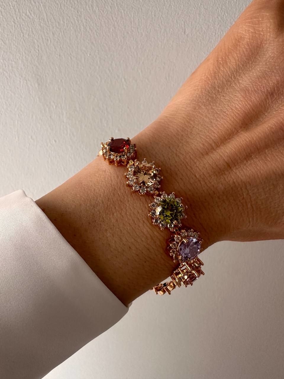 Vip Çelik Gold Renk Zirkon Renkli Taşlı Çiçek Figürlü Antialerjik Bileklik Uzunluk 18,5 cm.