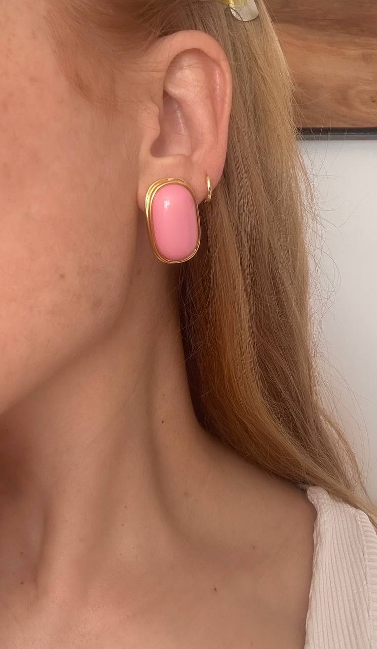 Vip Seri Gold Renk 925 K Gümüş Kaplama Pembe Taşlı Küpe Genişlik 1,5 cm. Uzunluk 2,5 cm.
