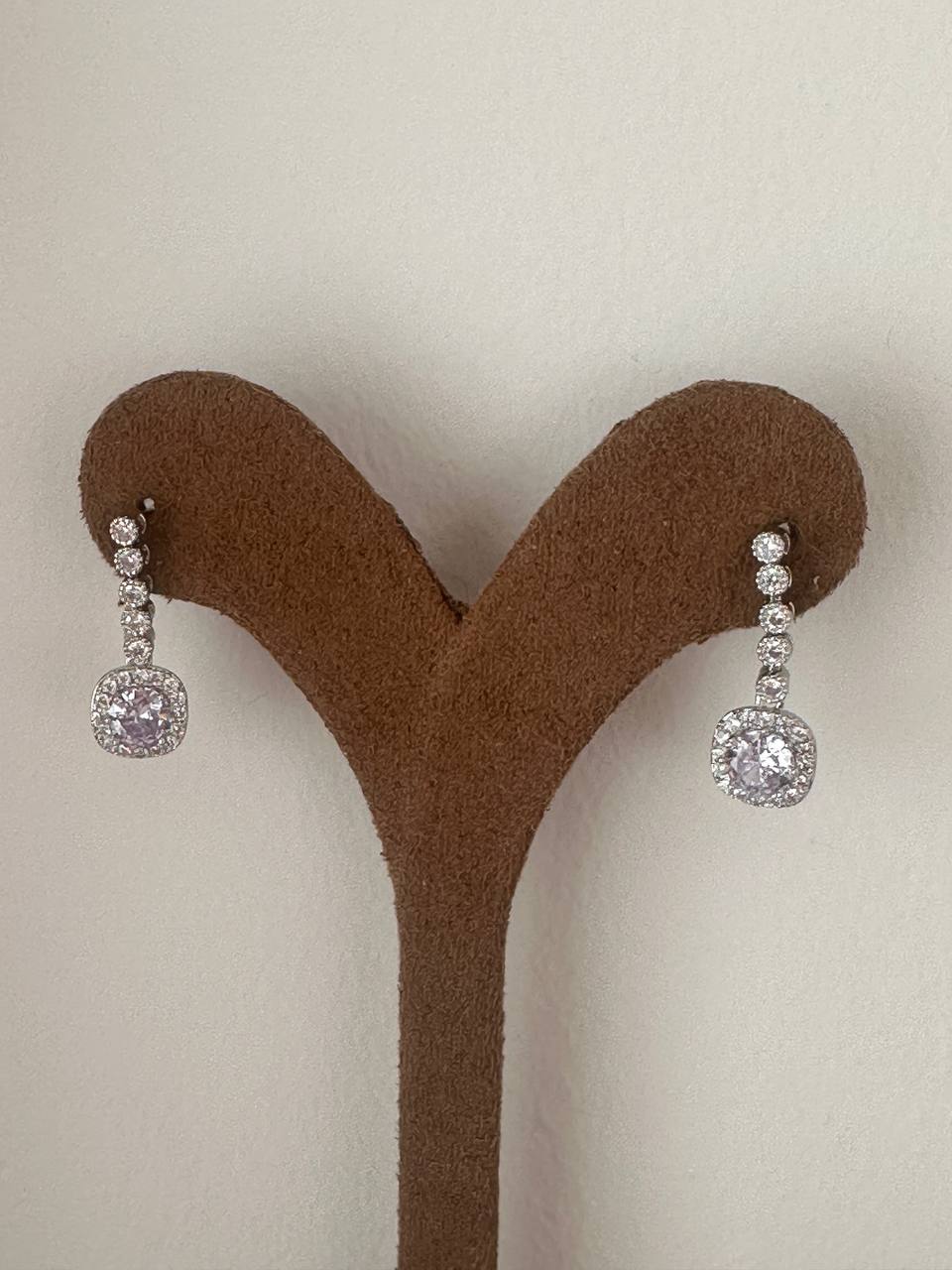 Vip Seri Gümüş Renk 925 K Gümüş Kaplama Zirkon Lila Taş Sallantılı Küpe Uzunluk 2 cm.