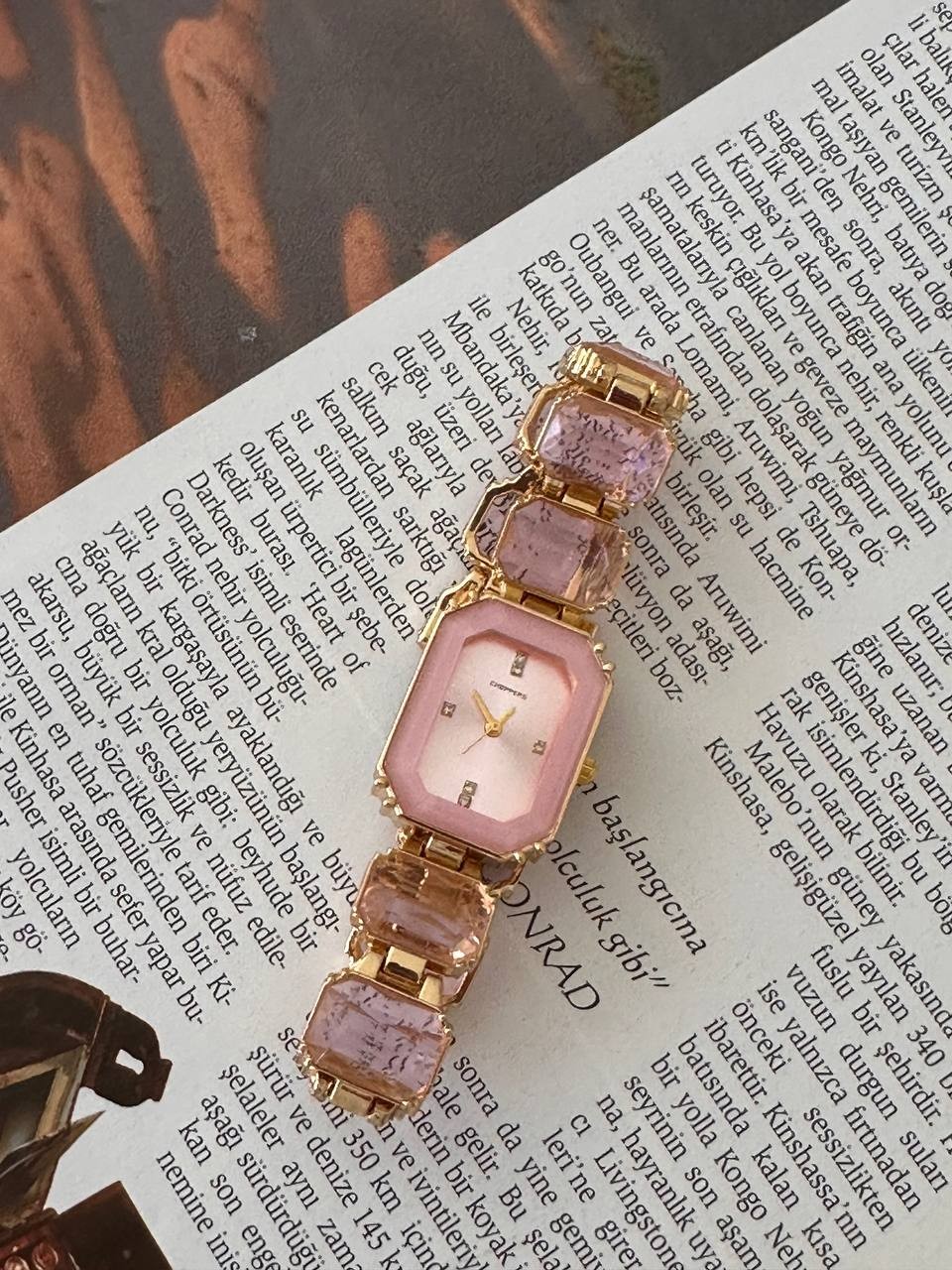 Metal Gold Renk Pembe Renkli Taşlı Kadın Kol Saati