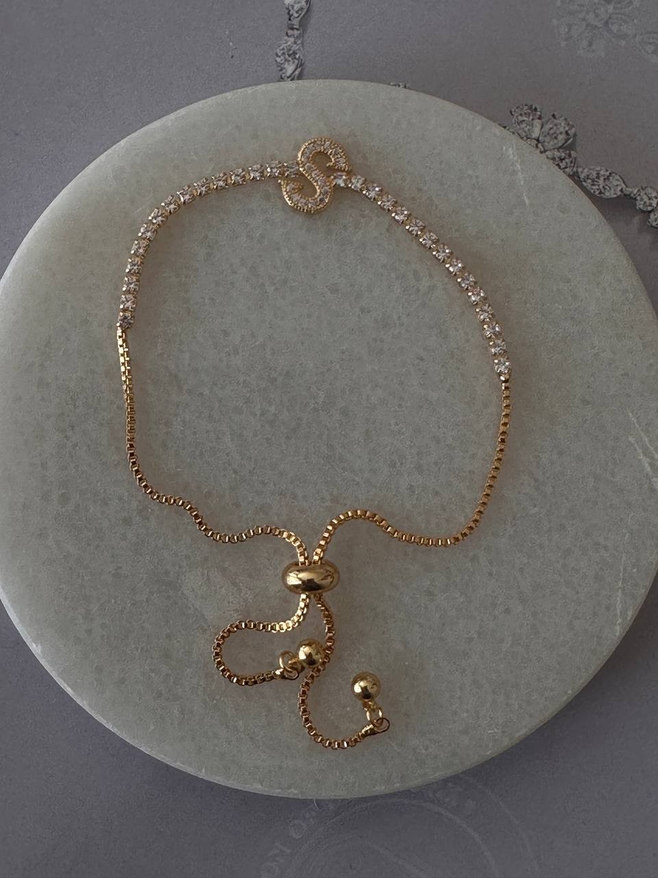 Gold Renk Zirkon Taşlı Rodyum Kaplama ( S ) Harfli Su Yolu Asansör Bileklik