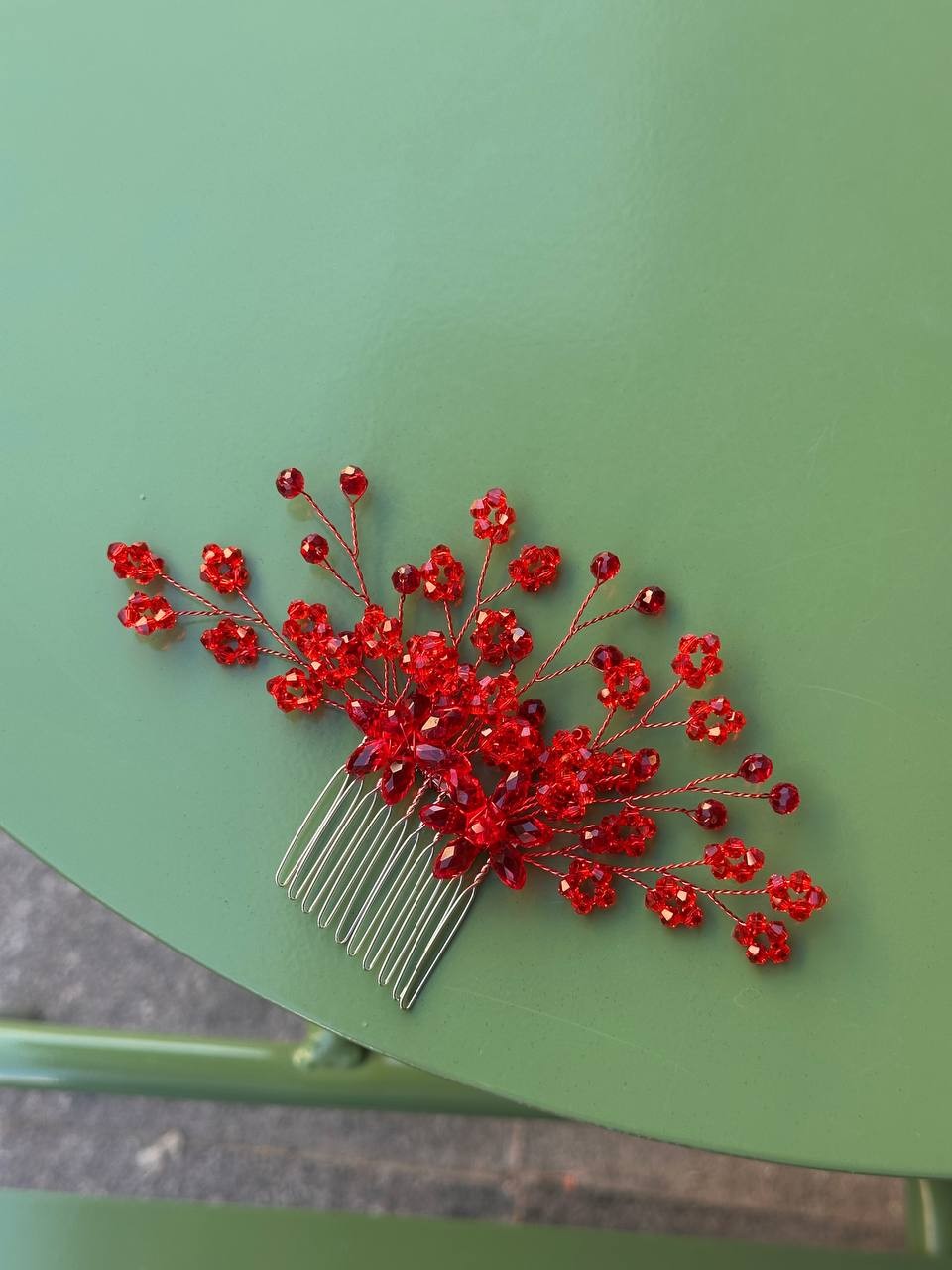 Gümüş Renk Kırmızı Renk Kristal Taşlı Saç Aksesuarı Genişlik 14 cm. Uzunluk 8 cm.