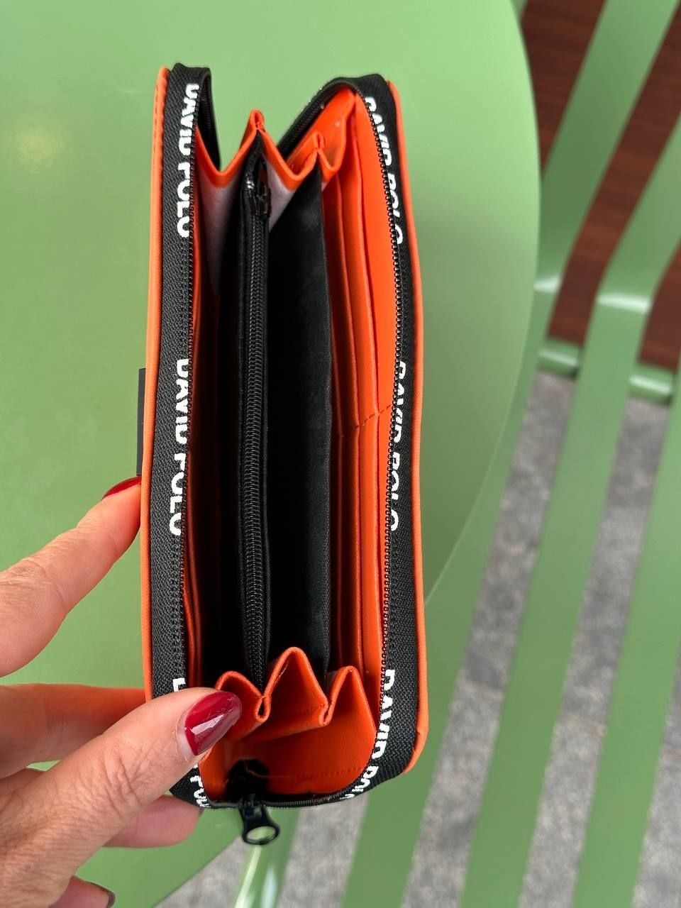 Suni Deri Turuncu Renk Siyah Fermuarlı Cüzdan Uzunluk 20 cm. Genişlik 10 cm.