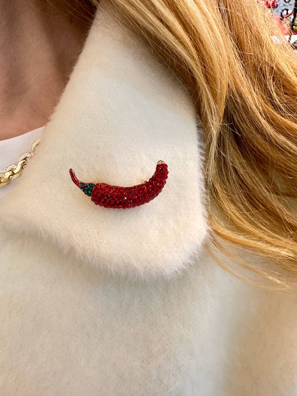 Metal Gold Renk Kristal Kırmızı ve Yeşil Taşlı Biber Figürlü Broş / Yaka İğnesi Genişlik 4,5 cm.