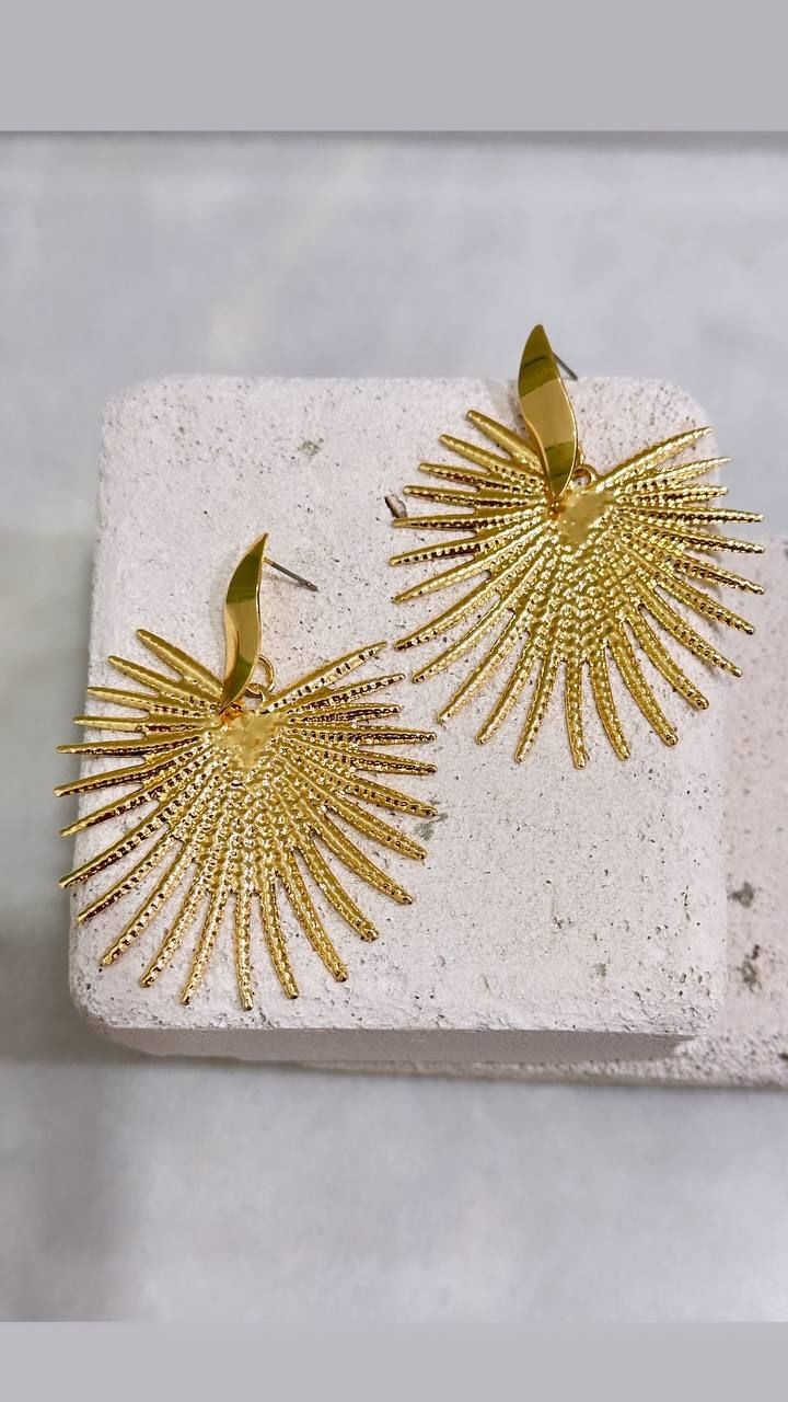 Gold Renk Rodyum Kaplama Lazer Kesim Yelpaze Model Sallantılı Küpe Genişlik 5,5 cm. Uzunluk 6 cm.