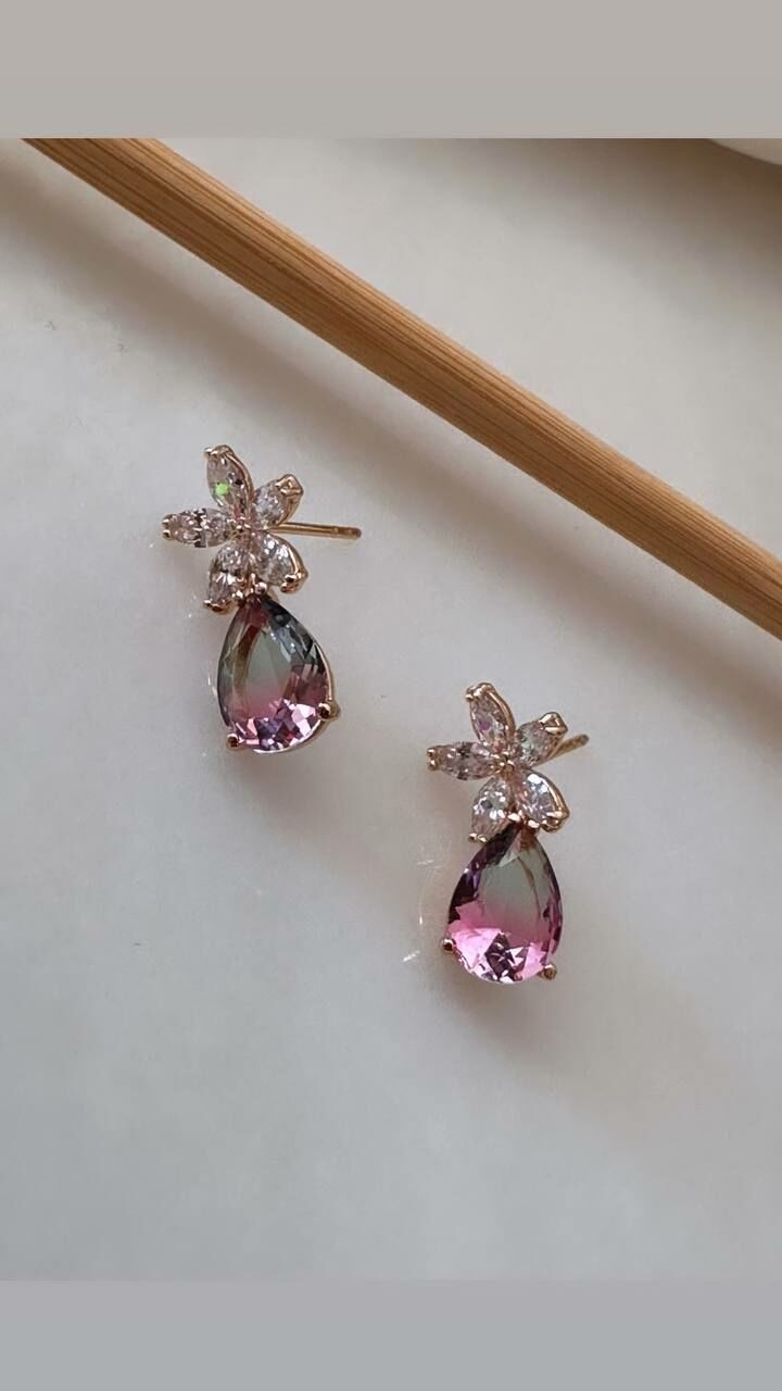 Vip Çelik Gold Renk Zirkon Taş Çiçek Figürlü Pembe Yeşil Yanar Döner Damla Taş Sallantılı Küpe Uzunluk 2 cm.