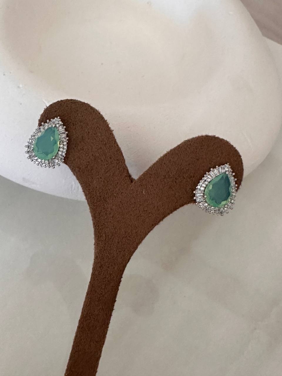 Vip Seri Gümüş Renk 925 K Gümüş Kaplama Zirkon Yeşil Damla Taşlı Küpe Genişlik 1 cm. Uzunluk 1,5 cm.