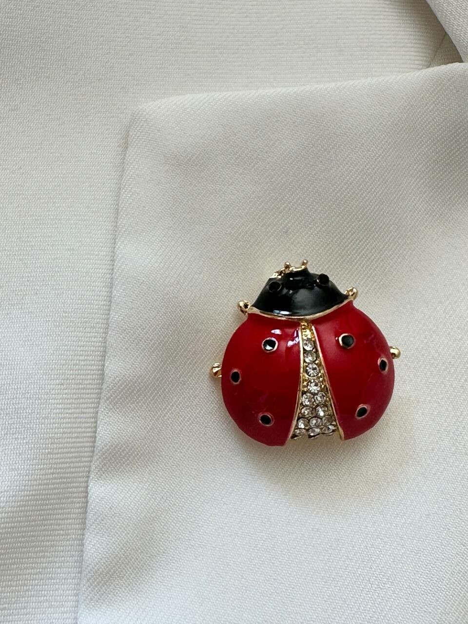 Gold Renk Kristal Taşlı Uğur Böceği Figürlü Broş Genişlik Boy 2,5 cm.