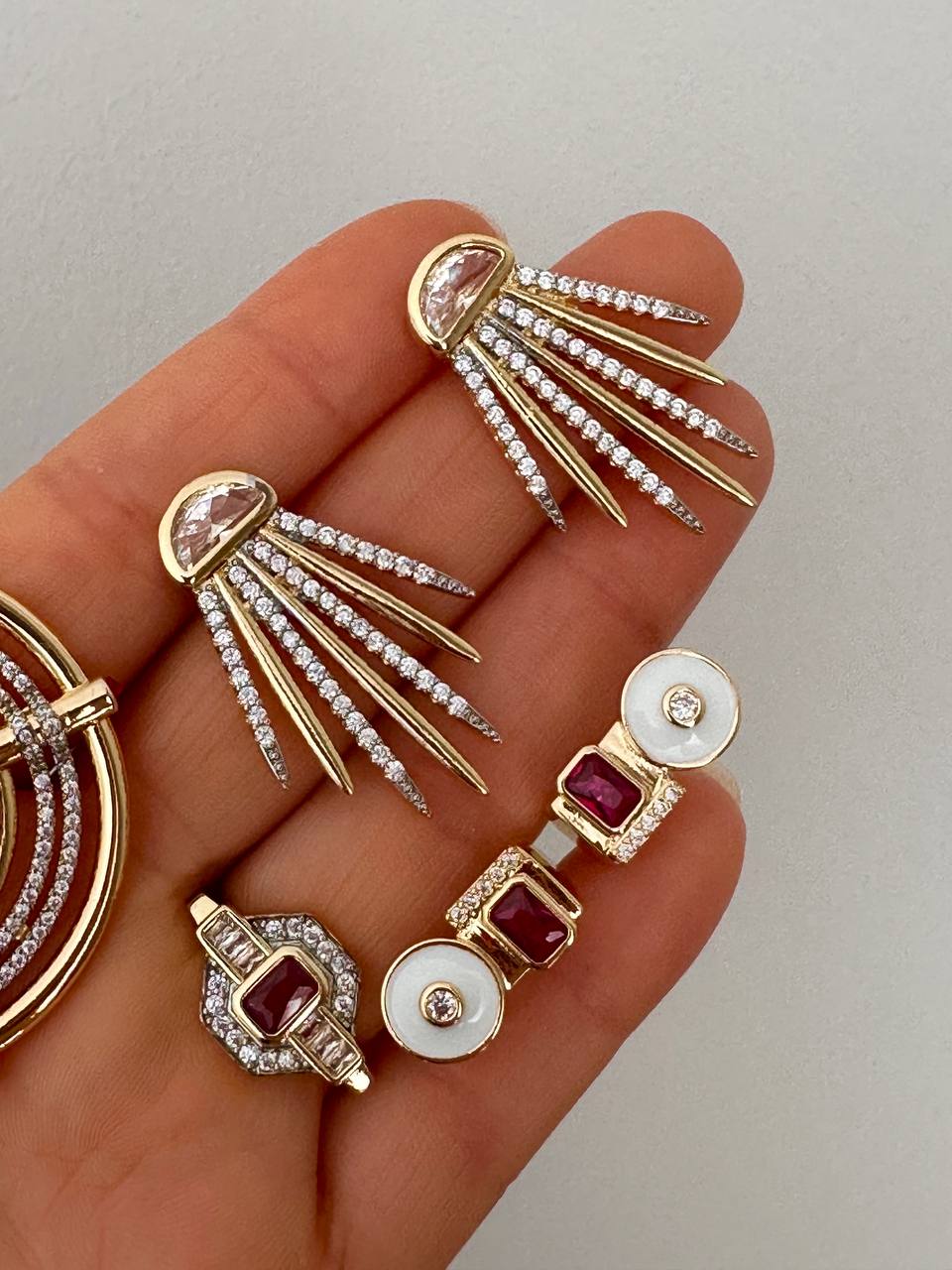 Vip Çelik Gold Renk Zirkon Taşlı Antialerjik Özel Tasarım Küpe Genişlik 2,5 cm. Uzunluk 3,5 cm.