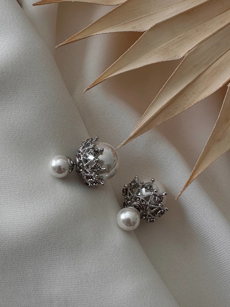 Vip Çelik Platin Renk Zirkon Taş Marka Model Çift Taraflı İncili Küpe Uzunluk 2,5 cm.