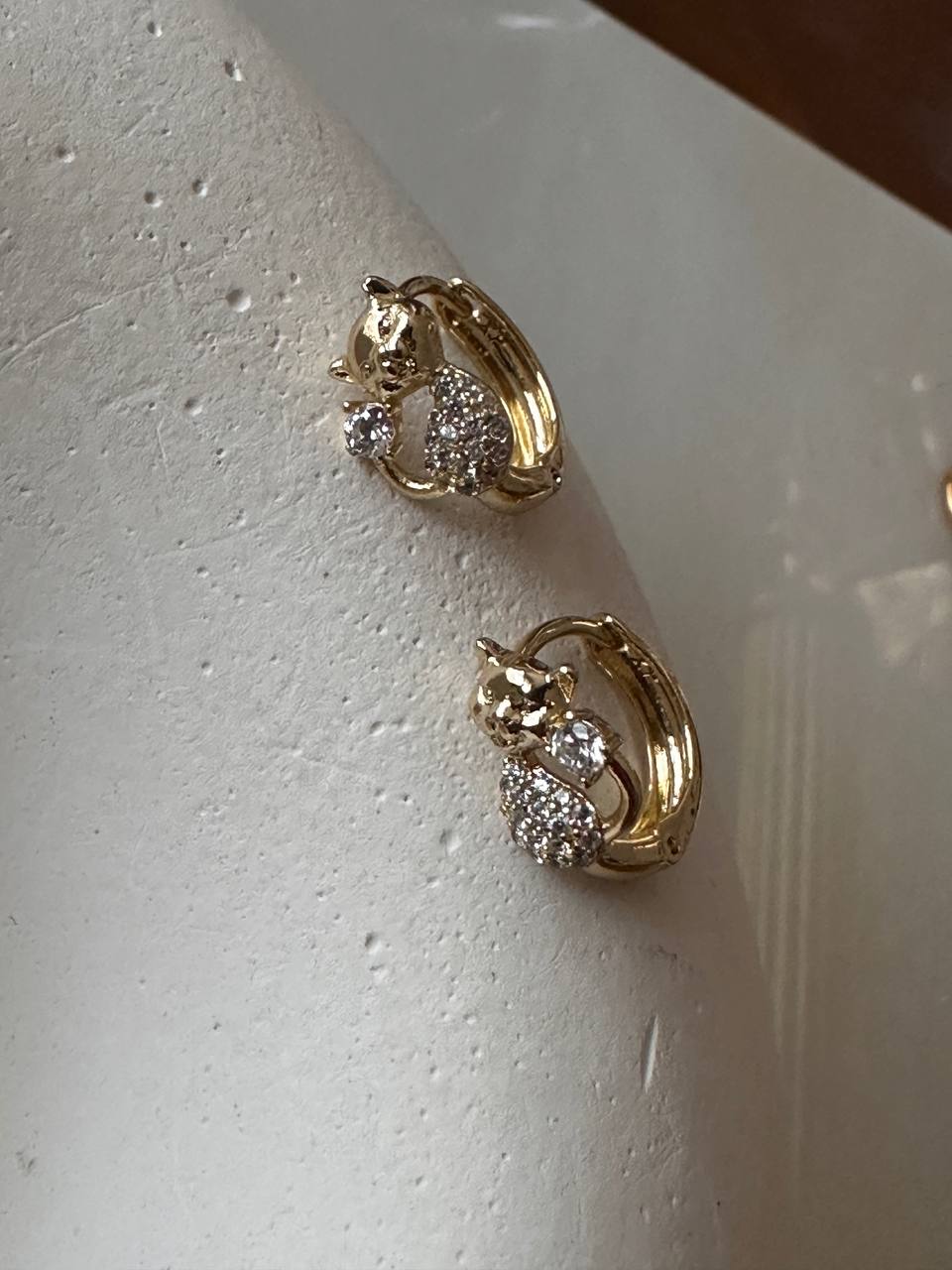 Vip Çelik Gold Renk Zirkon Taşlı Kedi Figürlü Antialerjik Halka Küpe Genişlik 1 cm.