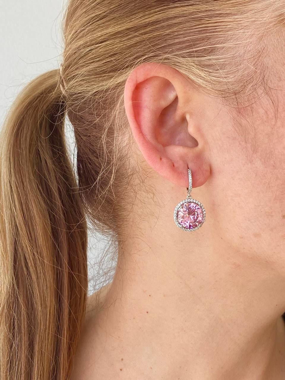 Vip Çelik Platin Renk Pembe Zirkon Taş Sallantılı Antialerjik Halka Küpe Genişlik 1,5 cm. Uzunluk 2,5 cm.