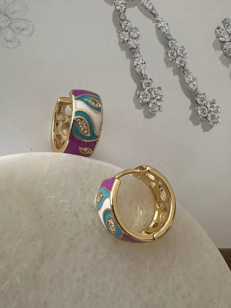 Vip Çelik Gold Renk Zirkon Taşlı Renkli Mineli Lazer Kesim Antialerjik Halka Küpe Genişlik 1,5 cm. Kalınlık 7 mm.